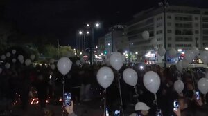  Σύνταγμα: 57 λευκά μπαλόνια στον ουρανό για τις ψυχές που χάθηκαν στα Τέμπη