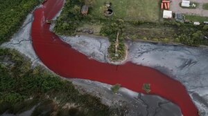 Μυστήριο στην Αργεντινή: Ποτάμι έγινε κόκκινο!