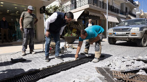 Αλλάζει τις σχάρες στον πεζόδρομο της 1821 ο ανάδοχος του έργου