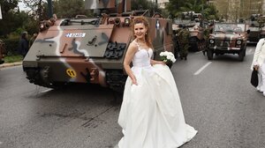 Μπροστά στα... άρματα με το νυφικό!