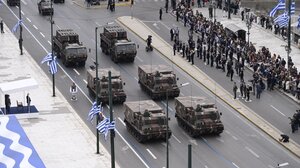 Με λαμπρότητα η στρατιωτική παρέλαση στο Σύνταγμα