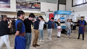 Εκατοντάδες τουρίστες ... πάτησαν Κρήτη - Επίσημη έναρξη της τουριστικής σεζόν