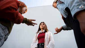 Σάλος στην Πάτρα: Ανήλικες απαιτούν από 13χρονη να τους φιλήσει τα πόδια - Δείτε βίντεο