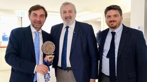 Οι διακοπές του Ιταλού Περιφερειάρχη στην Κρήτη ... με sleeping bag