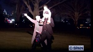 Χαμός με τον Έλον Μασκ που προσγειώθηκε στον Λευκό Οίκο με το προεδρικό Marine One!