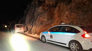 Οι εργασίες προκάλεσαν κατολίσθηση και... ζημιά στο αυτοκίνητο