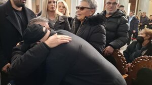 Ο θερμός εναγκαλισμός του Κονταρού με τον αδερφό του Μανωλη Λιδάκη