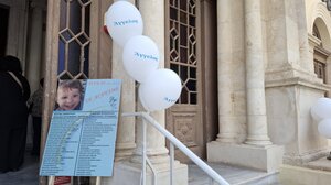 Λευκά μπαλόνια και μαντινάδες στο μνημόσυνο για τον μικρό Άγγελο - Συγκινητικό βίντεο