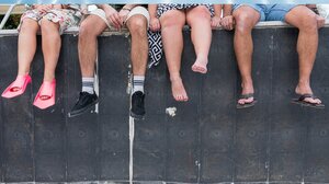 Πρεμιέρα στο Ηράκλειο για την παράσταση «Επαναστατικές μέθοδοι για τον καθαρισμό της πισίνας σας» 