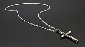 Τον πλησίασαν στο φανάρι και του άρπαξαν τον σταυρό από τον λαιμό!