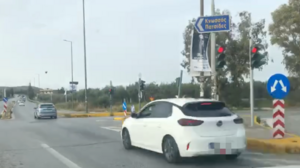 Διασταύρωση Σκαλανίου: Οδηγοί περνούν με κόκκινο ανενόχλητοι...