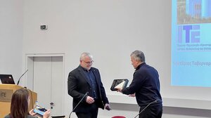 ΙΤΕ: Συγκίνηση και μια μεγάλη αγκαλιά στην αλλαγή σκυτάλης