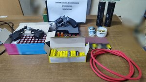 Αστυνομική επιχείρηση στην Ιεράπετρα οδήγησε σε πιστόλια εκτόξευσης φωτοβολίδων και βεγγαλικά