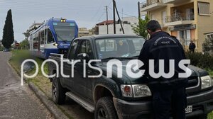 Πάρκαρε πάνω στις ράγες και σταμάτησε το τρένο