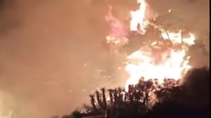 Φωτιά στην Κερατέα: Φουντώνουν ξανά οι φλόγες λόγω των θυελλωδών ανέμων 