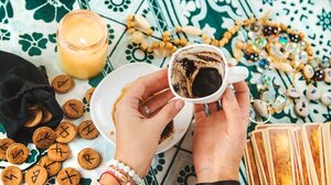 Απίστευτο: Θέλει να χωρίσει επειδή το ChatGPT διάβασε στο φλιτζάνι ότι ο άντρας της την απατά