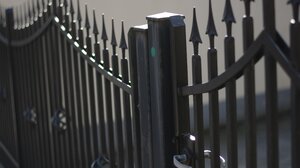 Προκαταρκτική έρευνα για τον τραυματισμό του 2χρονου αγοριού από πτώση καγκελόπορτας στο Ωραιόκαστρο	