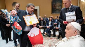 O πάπας συνάντησε τους γιατρούς και το προσωπικό που τον θεράπευσε και ευχαρίστησε όλους για την άψογη φροντίδα