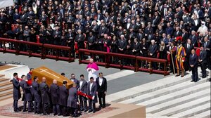 Πάνω από 70.000 πιστοί προσκύνησαν τον τάφο του Φραγκίσκου - Σήμερα η ημερομηνία του κονκλάβιου