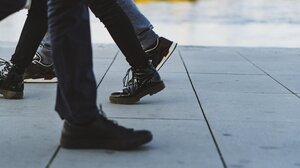 Αντί να ψάχνουμε θέση στάθμευσης ... ας προτιμήσουμε τη συγκοινωνία ή περπάτημα!