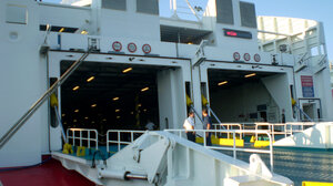 Βλάβη σε πλοίο "κρατάει" μέσα, ΙΧ και φορτηγά