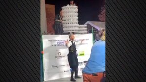 Χόρεψε με 469 ποτήρια στο κεφάλι και έκανε Ρεκόρ Γκίνες