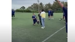 Έβαλε "γκολ… στην καρδιά" της αγαπημένης του κάνοντάς της πρόταση γάμου μέσα στο γήπεδο - Δείτε βίντεο