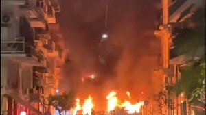 Νύχτα έντασης στα Εξάρχεια: Κάηκαν αυτοκίνητα και κάδοι απορριμμάτων