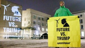 Ακτιβιστές της Greenpeace «στόχευσαν» το «Trump Turnberry» στη Σκωτία