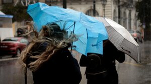 Κακοκαιρία INES: “Τριπλό κοκτέιλ” από σκόνη, βροχές και ανέμους – Ποιες περιοχές επηρεάζονται