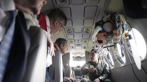 Ο Κυριάκος Μητσοτάκης επισκέφθηκε στην Ελευσίνα το νέο αεροπλάνο διακομιδών του ΕΚΑΒ