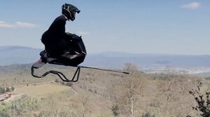  Διαστημικό και όμως αληθινό: Εντυπωσιάζει η ιπτάμενη μοτοσικλέτα αλά Star Wars 