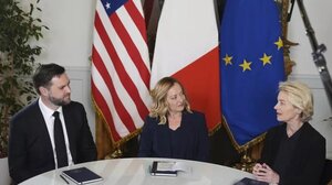 Συνάντηση Βανς και Φον ντερ Λάιεν στη Ρώμη - Στο επίκεντρο η επανεκκίνηση εμπορικών συνομιλιών ΕΕ–ΗΠΑ