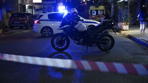 Αγρίνιο: Θύμα ξυλοδαρμού από κουκουλοφόρους έξω από μαγαζί έπεσε 17χρονος 