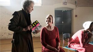 Μάργκαρετ Άτγουντ: Πρώτη φορά οι λέξεις «απειλούνται τόσο πολύ»