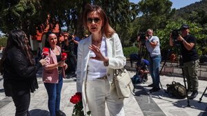 Στα λευκά η Κάτια Δανδουλάκη στην κηδεία του Νίκου Γαλανού - Τον αποχαιρέτησε με δύο κόκκινα τριαντάφυλλα