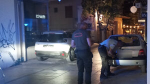 Δίπλα σε ταβέρνες και μπαρ παρκαρισμένα αυτοκίνητα -Αφαιρέθηκαν πινακίδες, βεβαιώθηκαν πρόστιμα