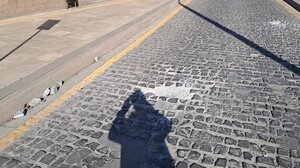 Γεμάτος επικίνδυνες λακκούβες ο πλακόστρωτος δρόμος μπροστά στο Πολιτιστικό Κέντρο!