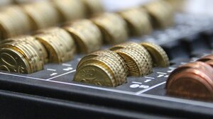 e-ΕΦΚΑ και Εφορία: Ποιοι θα πρέπει να βάλουν από σήμερα «βαθιά το χέρι στην τσέπη»