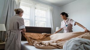 Έναρξη σεζόν με μεγάλες ελλείψεις προσωπικού: 80.000 οι κενές θέσεις σε τουρισμό και εστίαση