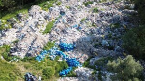 Αυτοψία στην παράνομη χωματερή του Κηφισού: Από μπάζα, μέχρι ιατρικά αρχεία του Τζάνειου