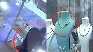 Καρέ-καρέ οι κινήσεις του Ολλανδού που άρπαξε το πανάκριβο κολιέ από χρυσοχοείο - Βίντεο