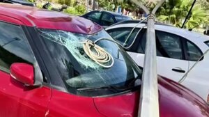 Ηράκλειο: Κολώνα φωτισμού "προσγειώθηκε" σε αυτοκίνητο - Φωτογραφίες