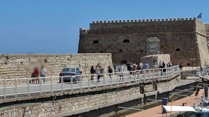 Άλλοι με τα πόδια στον Κούλε, άλλοι με ... αυτοκίνητο