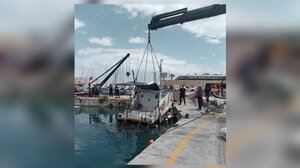 Μικρής έκτασης ρύπανση από τη βύθιση σκάφους στο λιμάνι του Ηρακλείου - Φωτογραφίες