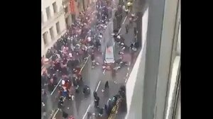 Λίβερπουλ: Αυτοκίνητο έπεσε στο πλήθος την ώρα που πανηγύριζε την κατάκτηση του πρωταθλήματος - Δείτε βίντεο