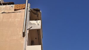 Ηράκλειο: Έπεσε τμήμα από μπαλκόνι στην Αγία Τριάδα μετά τον πρωινό ισχυρό σεισμό