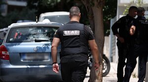 Δολοφονία στη Νέα Σμύρνη: Ποινική δίωξη στον ηλικιωμένο που μαχαίρωσε τον γιο του