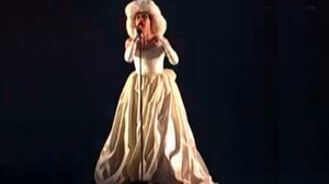 Eurovision 2025 – Nemo: Με εντυπωσιακό λευκό φόρεμα στον μεγάλο τελικό 