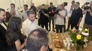 Στην Επισκοπή ο Νίκος Ανδρουλάκης: «Αν δεν γίνει κάτι θα γίνουν τα χωριά μας… Ιταλία: 1 ευρώ το σπίτι!»